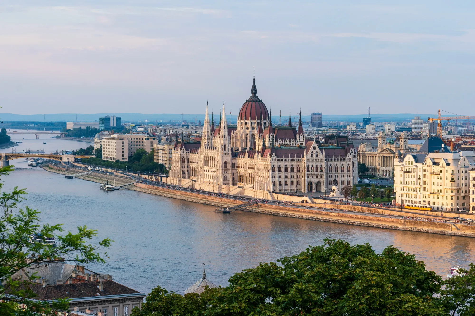Украинцы с просроченным паспортом могут получить ВНЖ Венгрии