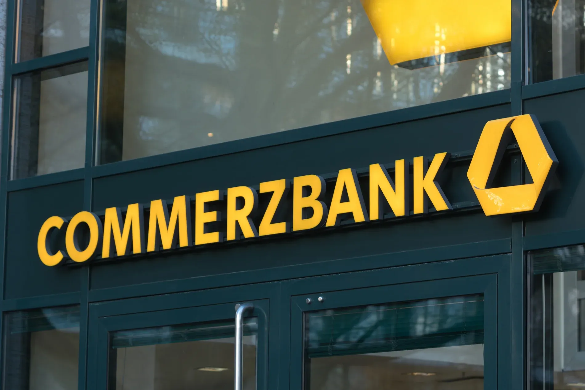 Белорусам стали массово закрывать счета в немецком Commerzbank