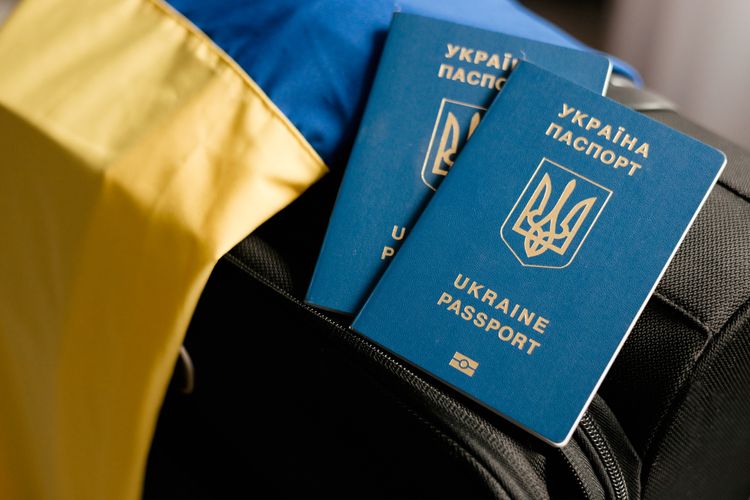 Украинцам призывного возраста за рубежом временно запретили консульские услуги